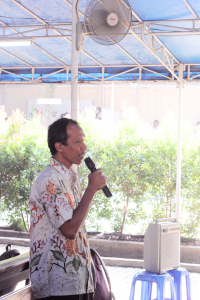 Bp. Tyas Utomo, Wakil Ketua Dewan Pastoral Paroki menyambut rombongan Yayasan Cahaya Guru. (Foto: Martinus Edo)