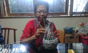 Membuat craft dari koran bekas.